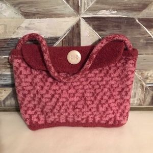 Wool purse pink with a cute vintage look. Trendy
